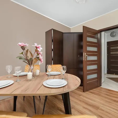 Apartament We Wroclawiu Z Dwiema Sypialniami, Wanna I Biurkiem Do Pracy Zdalnej By Renters