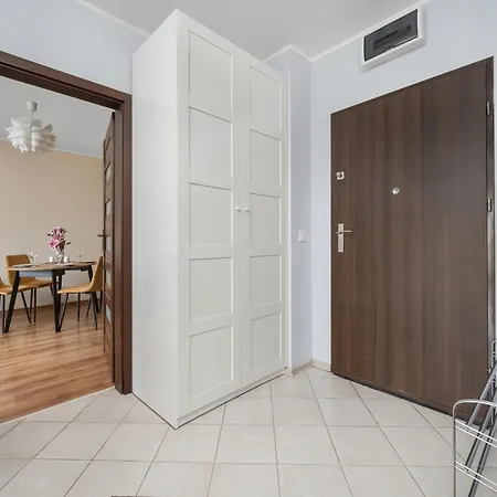 Apartament We Wroclawiu Z Dwiema Sypialniami, Wanna I Biurkiem Do Pracy Zdalnej By Renters