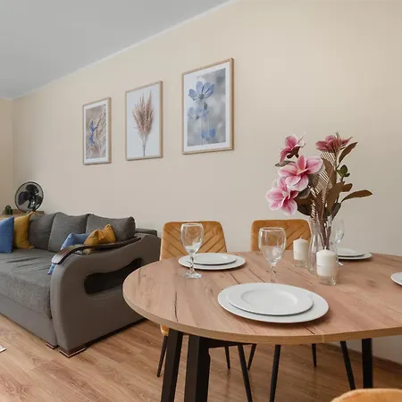 Apartament We Wroclawiu Z Dwiema Sypialniami, Wanna I Biurkiem Do Pracy Zdalnej By Renters Lägenhet